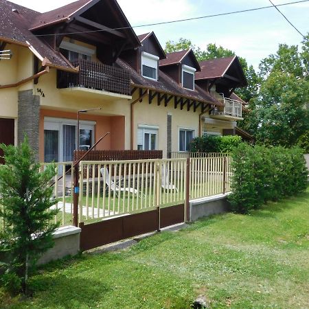 Апартаменти Balatonpart-Lak Балатонфеньвеш Екстер'єр фото