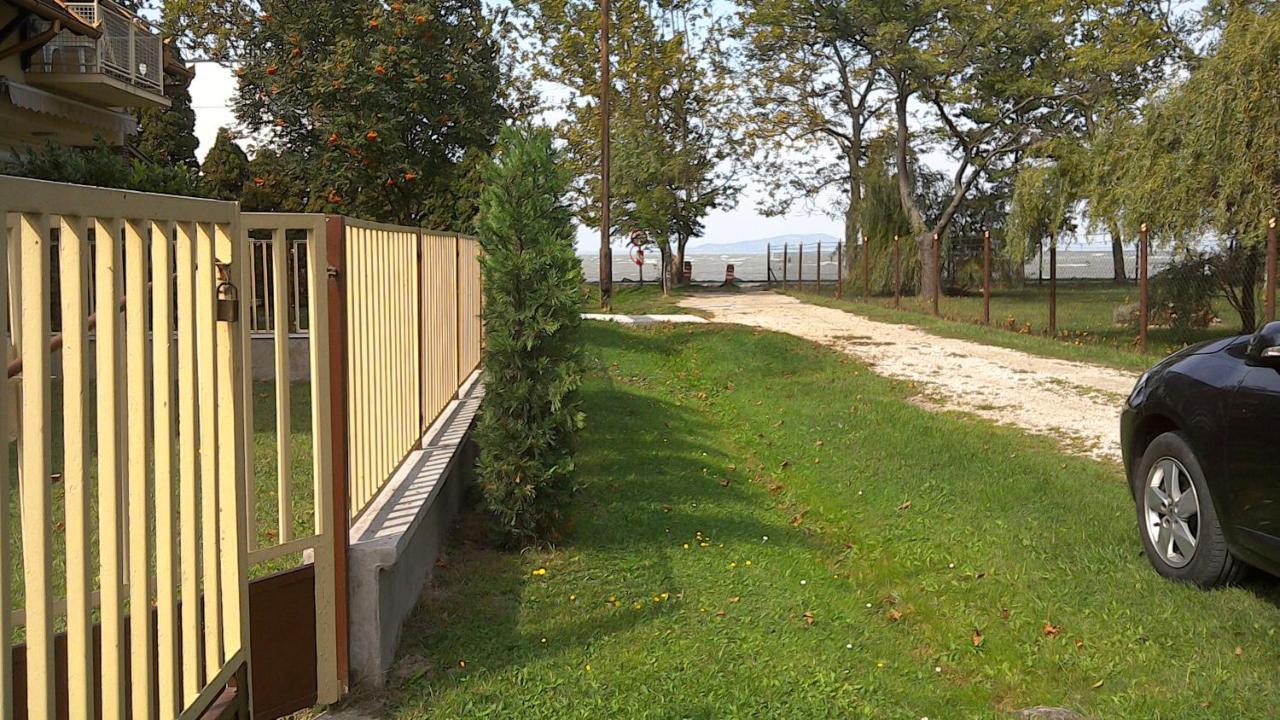 Апартаменти Balatonpart-Lak Балатонфеньвеш Екстер'єр фото