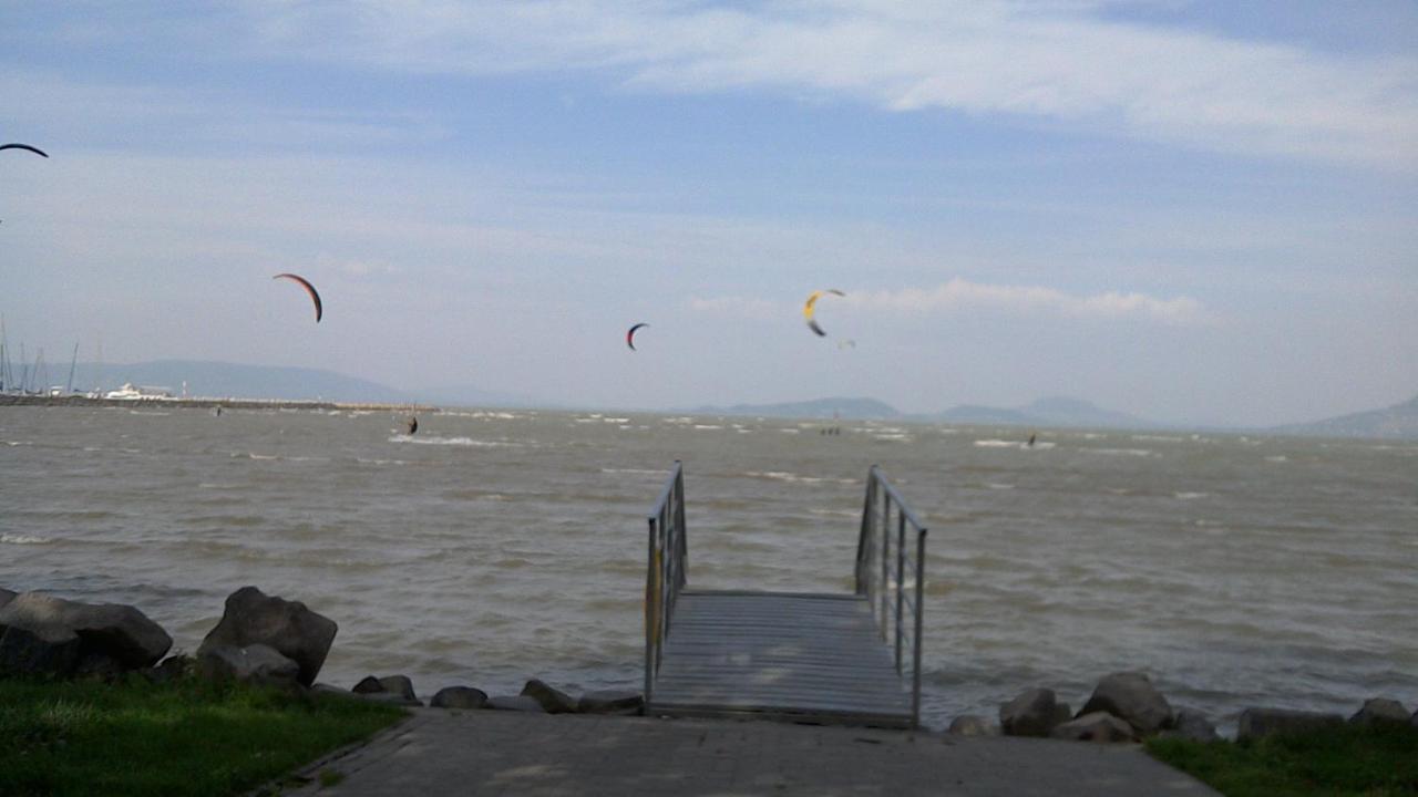 Апартаменти Balatonpart-Lak Балатонфеньвеш Екстер'єр фото